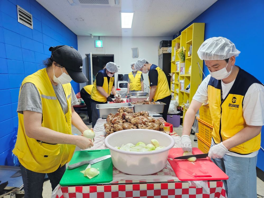 [자원봉사기자단] <br> 13년째 이어지는 정성의 밥상 수원 ‘사랑의 밥차’, 복지 사각지대에 온기를 전하다