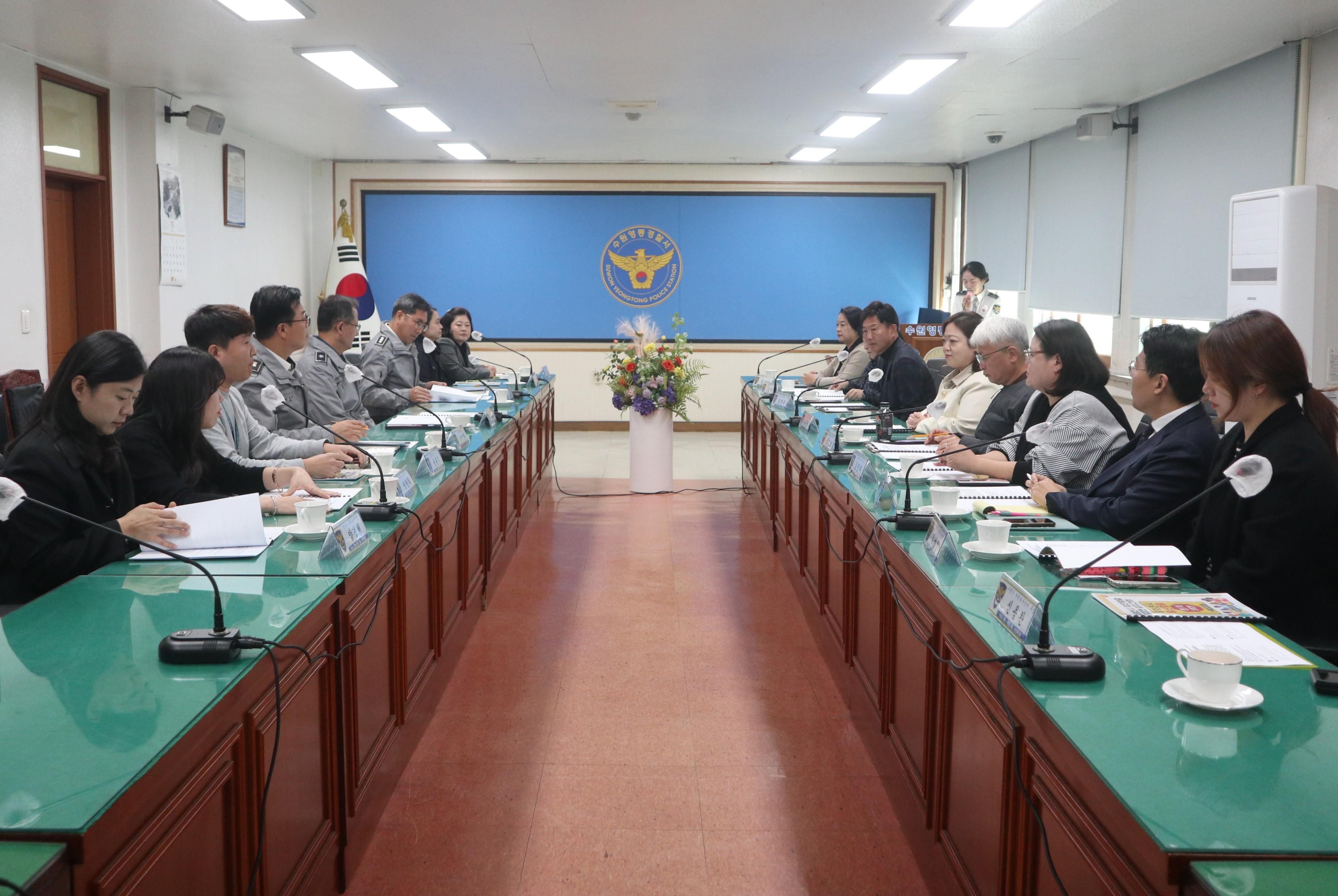 [수원시자원봉사센터] <br> 영통 9곳 우회전 일단멈춤 표지판 설치 '청신호'