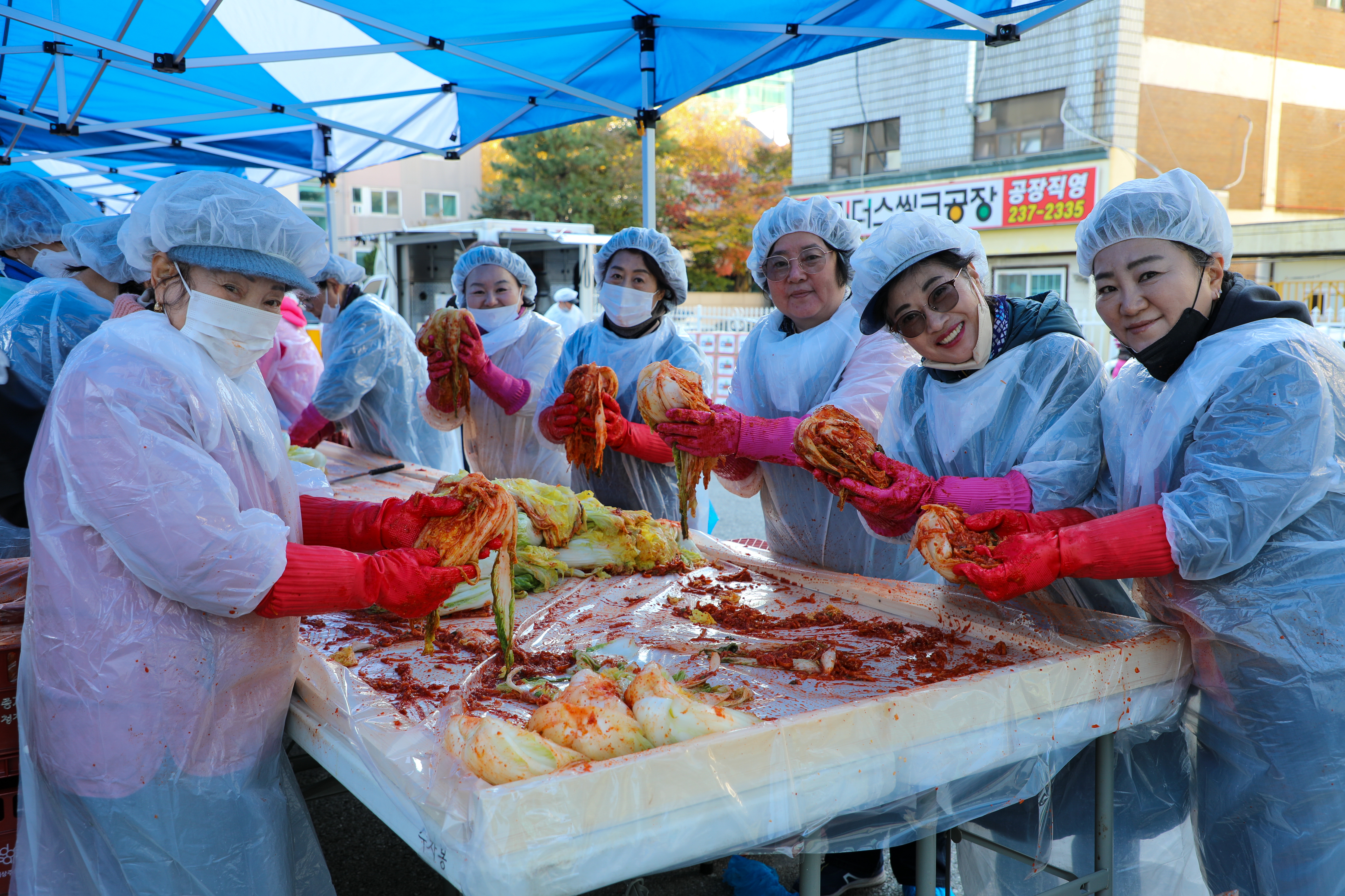 [자원봉사기자단] '겨울을 밝히는 따뜻한 손길' 경기도자원봉사센터 지원사업 ‘행복 버무림’ 김장나눔 성료