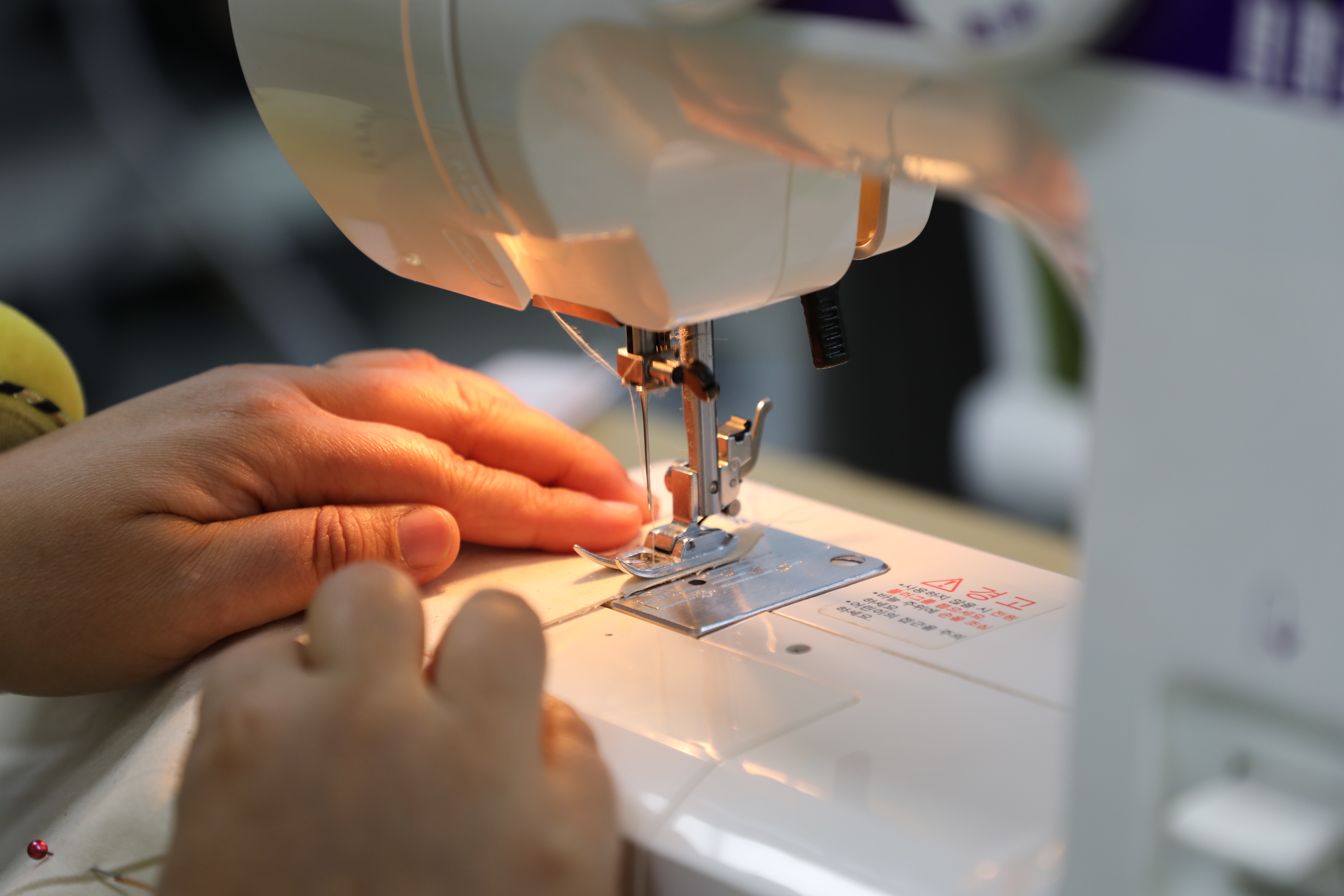 [자원봉사기자단] <br> '버려지는 커피 자루의 변신'… 수원시자원봉사센터, 업사이클링 텀블러 가방 제작