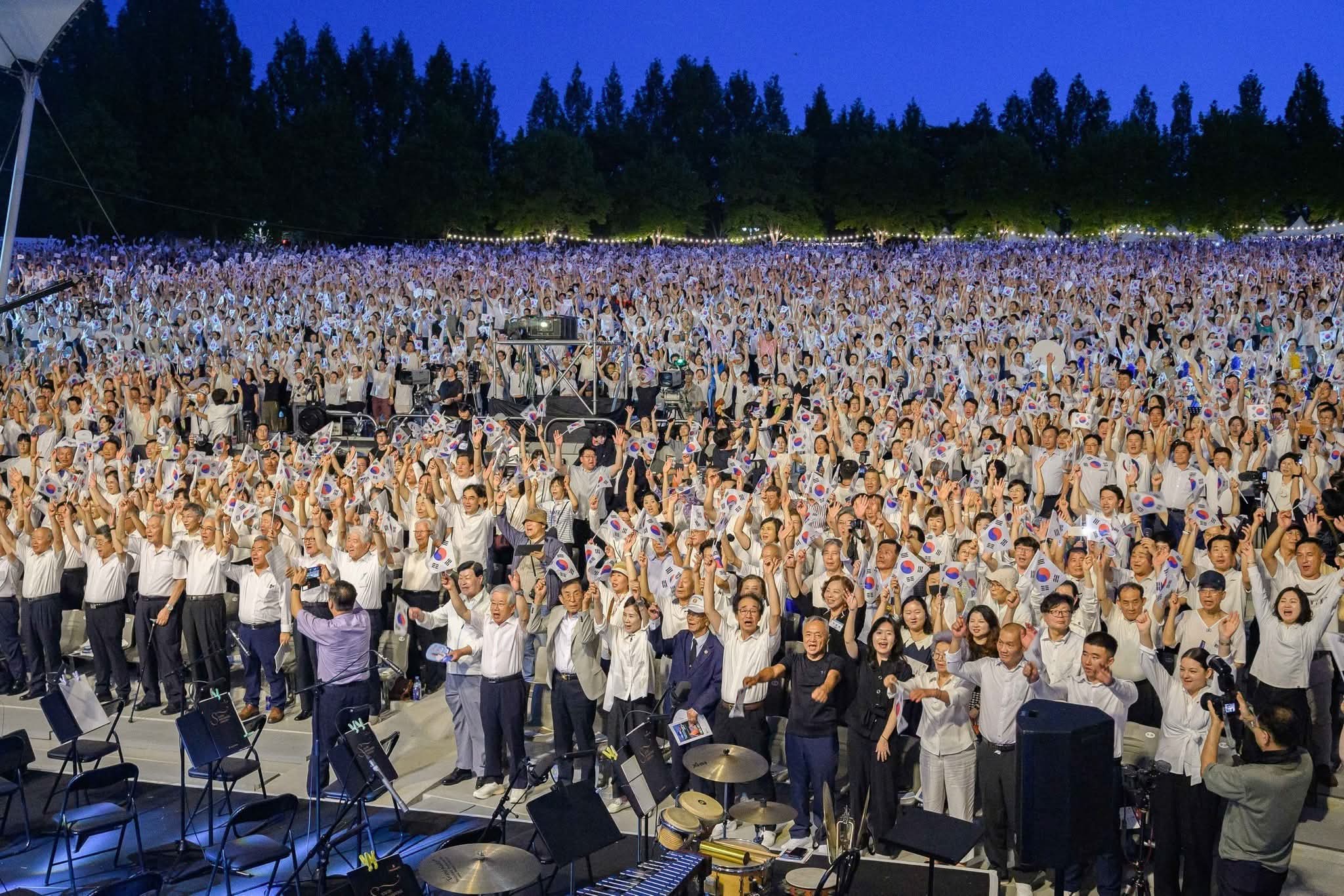 [자원봉사기자단] <br> 광복 80주년 기념 ‘수원시민대합창’ 성료