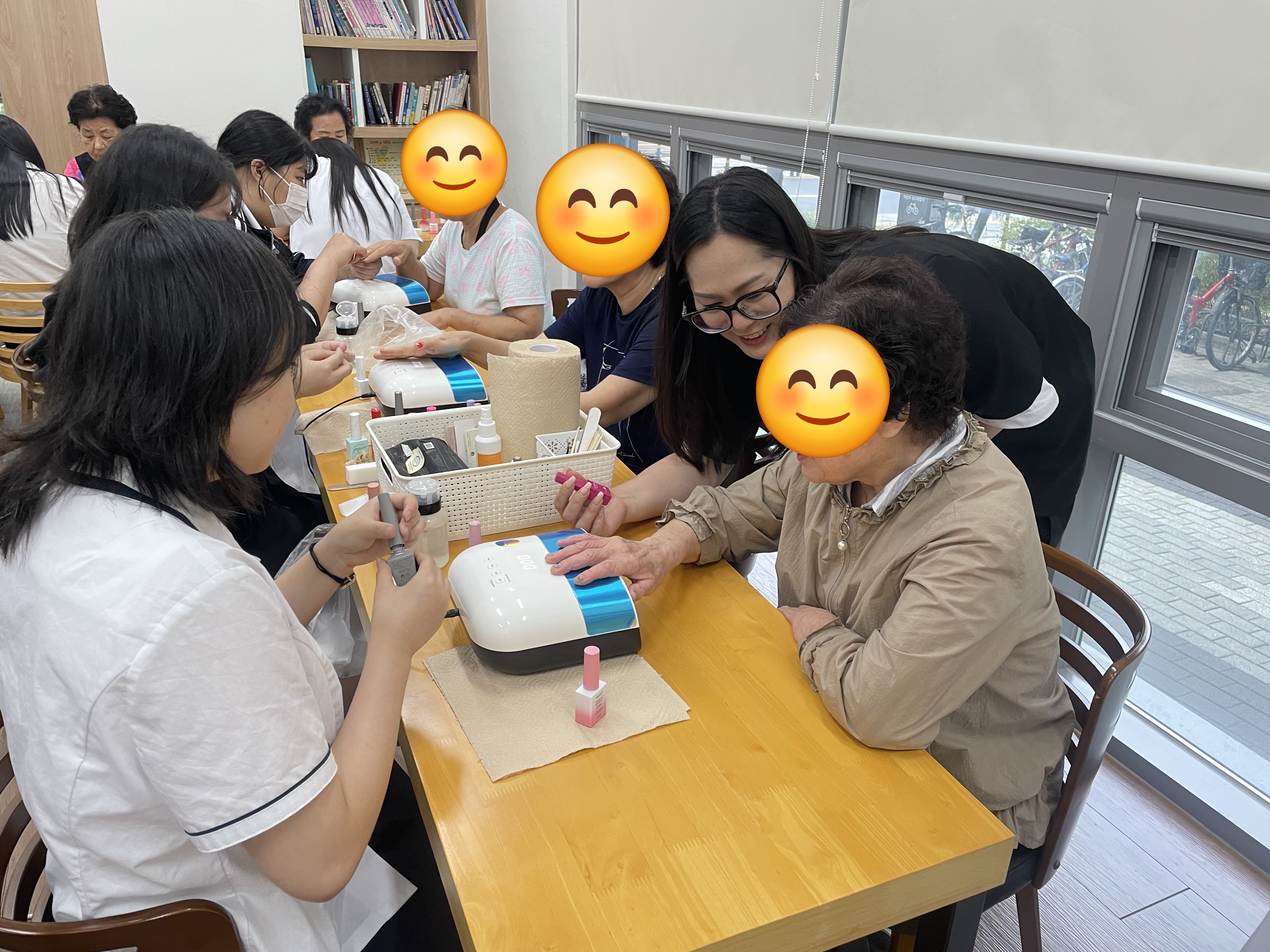 [자원봉사기자단] 손끝에서 피어난 나눔, 수원정보과학고 학생들 네일아트 봉사