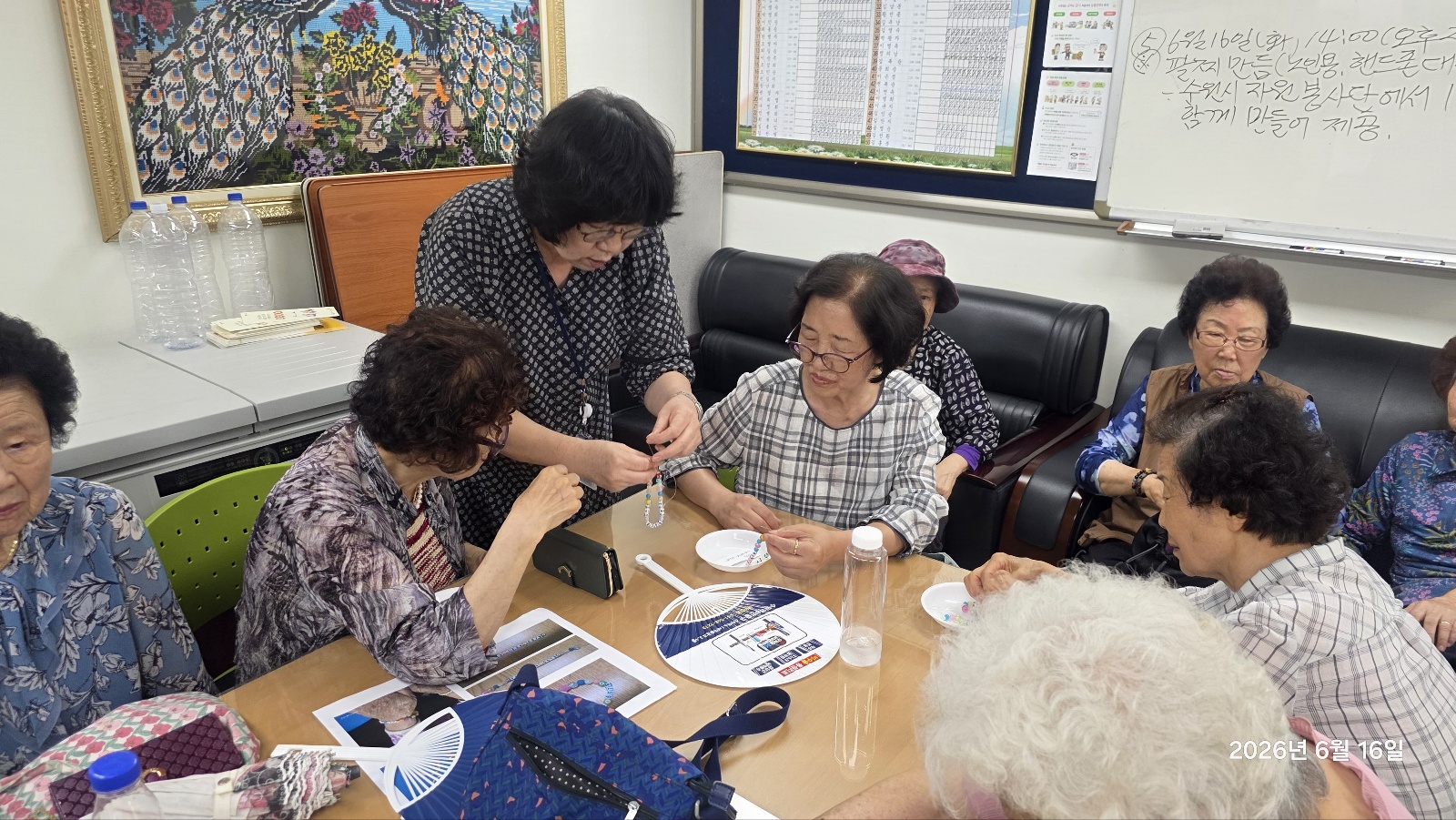 웃음으로 건강 더하고, 안심팔찌로 안전 지키고