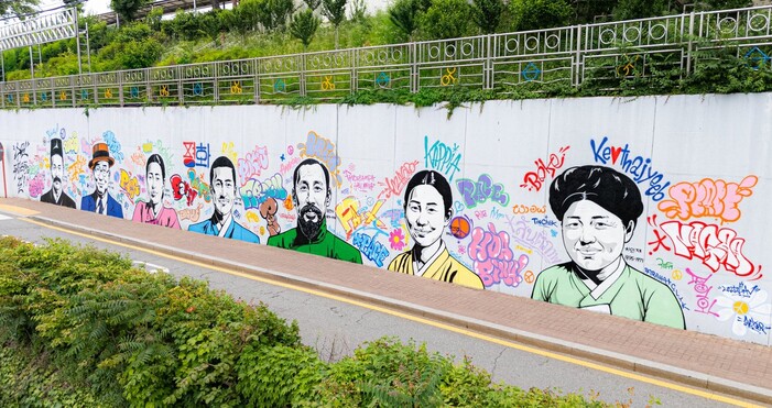 수원시 매향여자정보고등학교 담벼락에 조성된 수원 독립운동가 7인 벽화. 수원시 제공